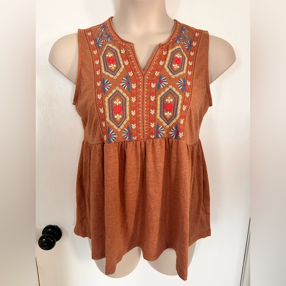 NWT Solitaire Floral Embroidered Sleeveless Top Size M #1703